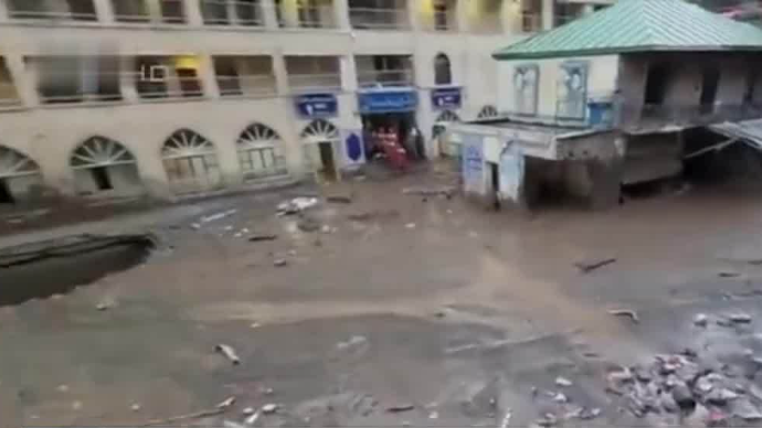 伊朗多地暴雨引发洪灾 至少80人死亡30人失踪