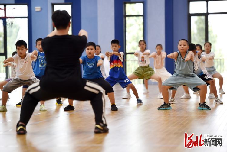 8月5日，河北省石家庄市融创中心第一小学的学生在暑期托管课上练习武术。
