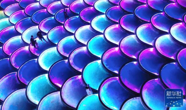 8月2日晚，游客在遵化市团瓢庄乡山里各庄村的鱼鳞坝景点游玩（无人机照片）。