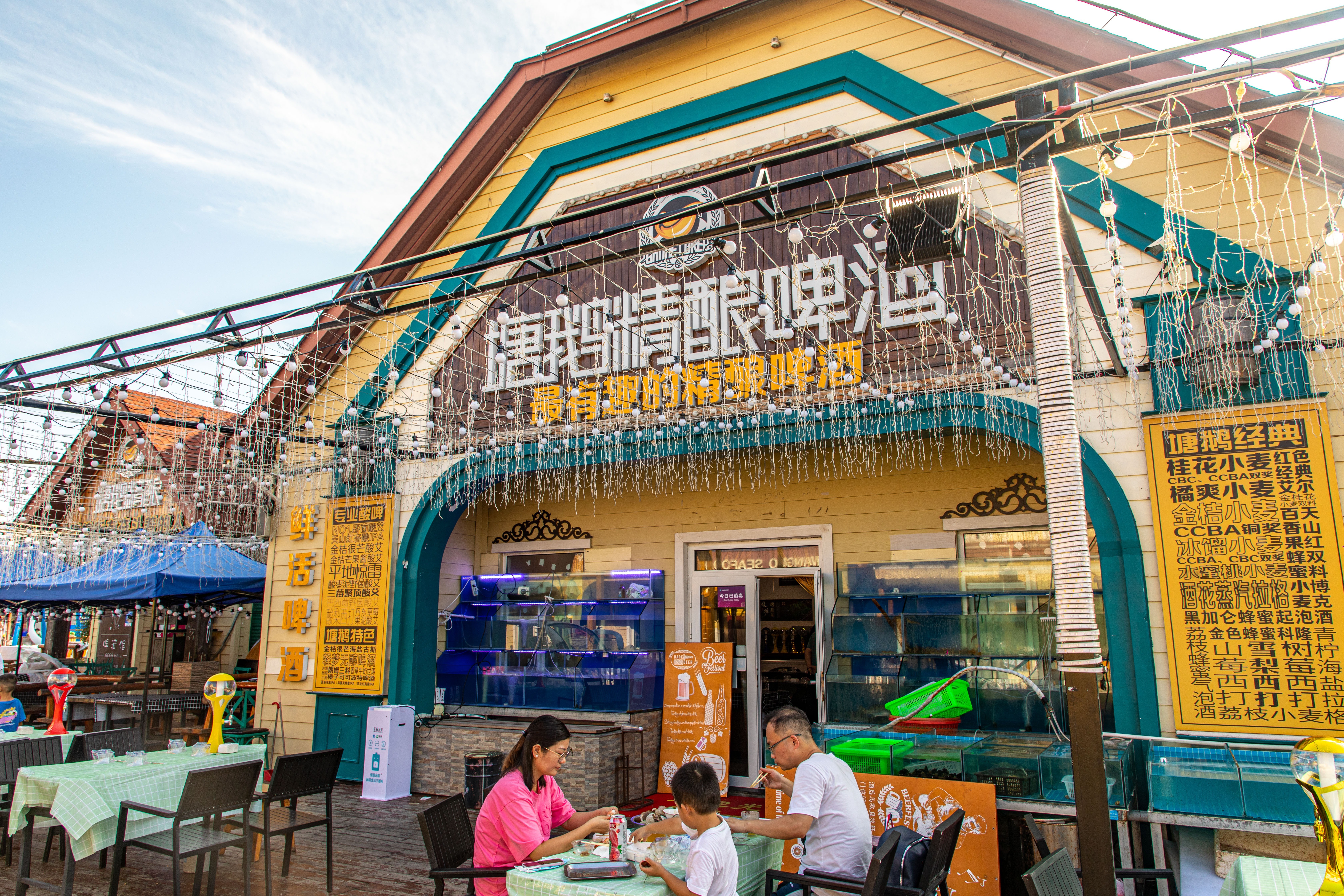 啤酒屋内设有恒温酒库,在这里可以畅饮塘鹅精酿旗下的20款不同风格的