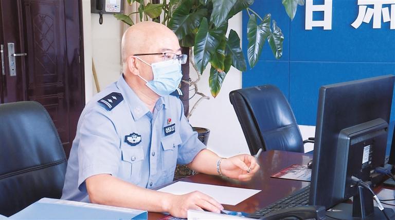 工作中的罗涛