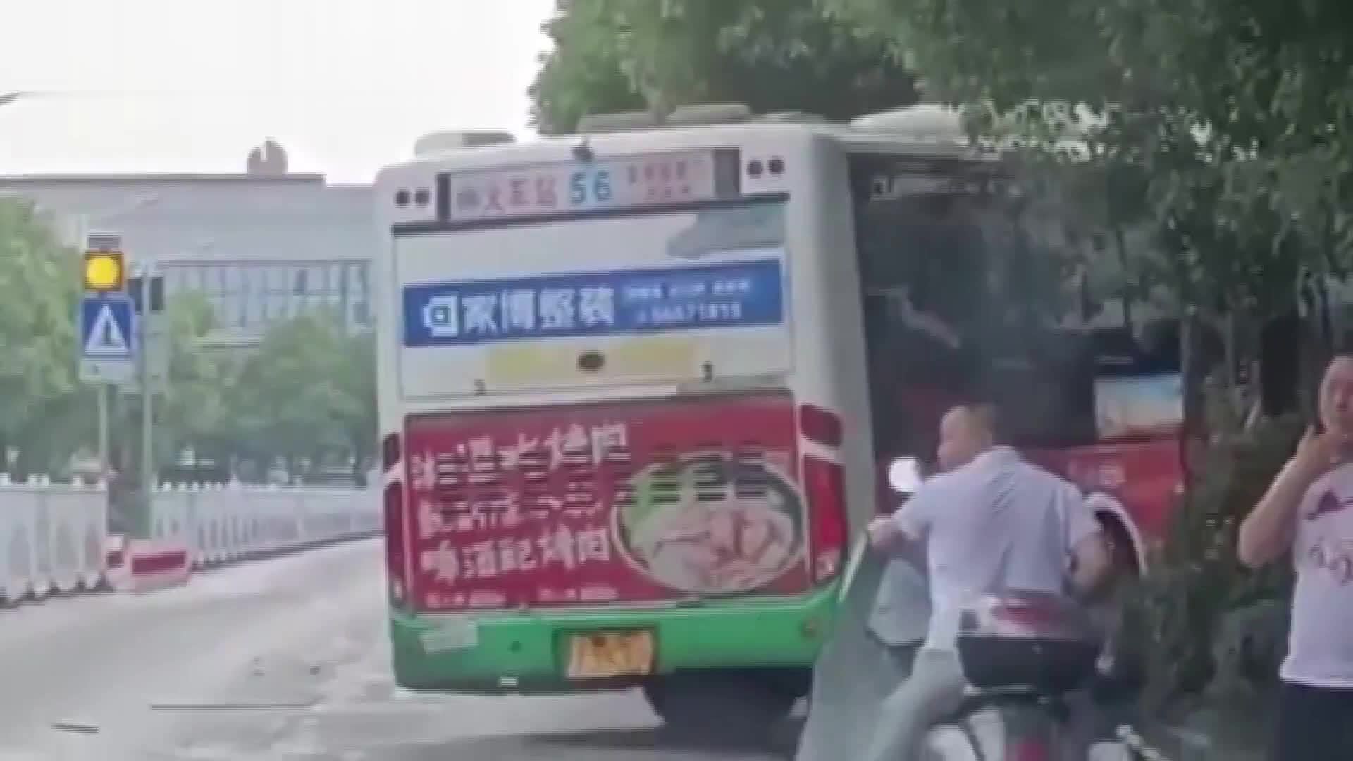 湘潭一公交车冲入花坛司机被护栏构件刺中腹部身亡，事发时使劲把住方向盘