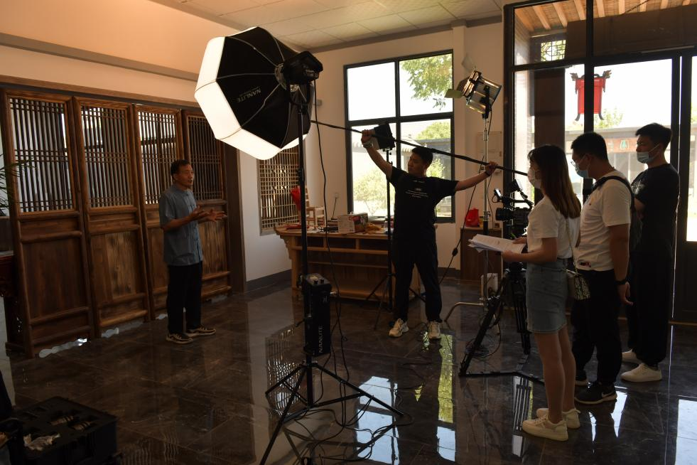 大型纪录片《寻觅非遗》剧组走进“杨氏木业”,见证明清古典家具修复的秘诀