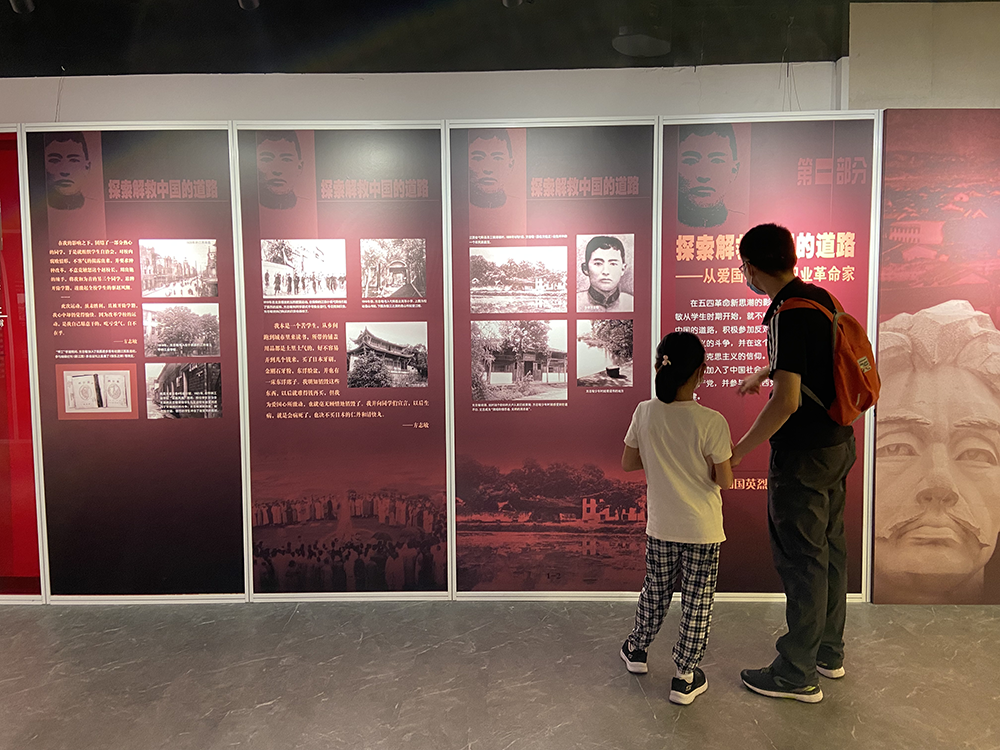 8月2日上午，游客参观“共和国英烈方志敏特展”。