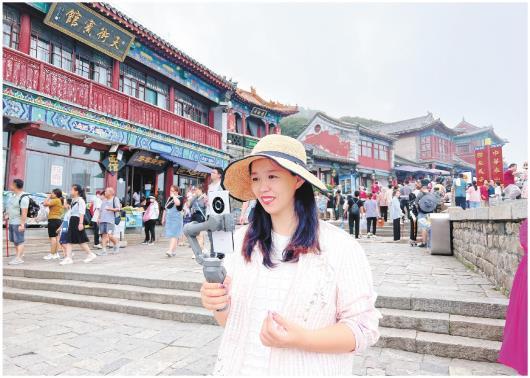 图为“泰山娟姐”在直播。