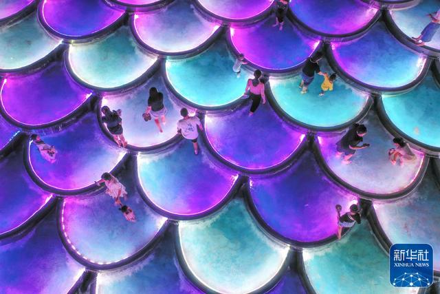 8月2日晚，游客在遵化市团瓢庄乡山里各庄村的鱼鳞坝景点游玩（无人机照片）。