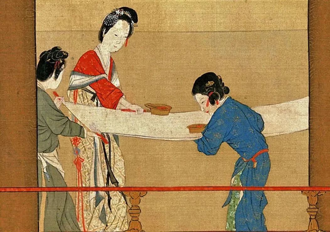 仇英这部分的绘画，可能是致敬了唐代张萱的《捣练图》。