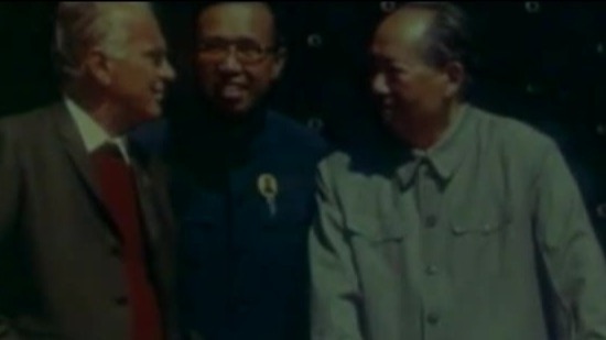 1970年国庆，毛泽东与斯诺一同站在天安门上，向世界传达重要信号