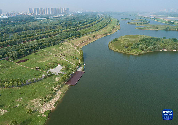 这是2022年7月31日拍摄的渭河西安段风光（无人机照片）。新华社记者 张博文 摄