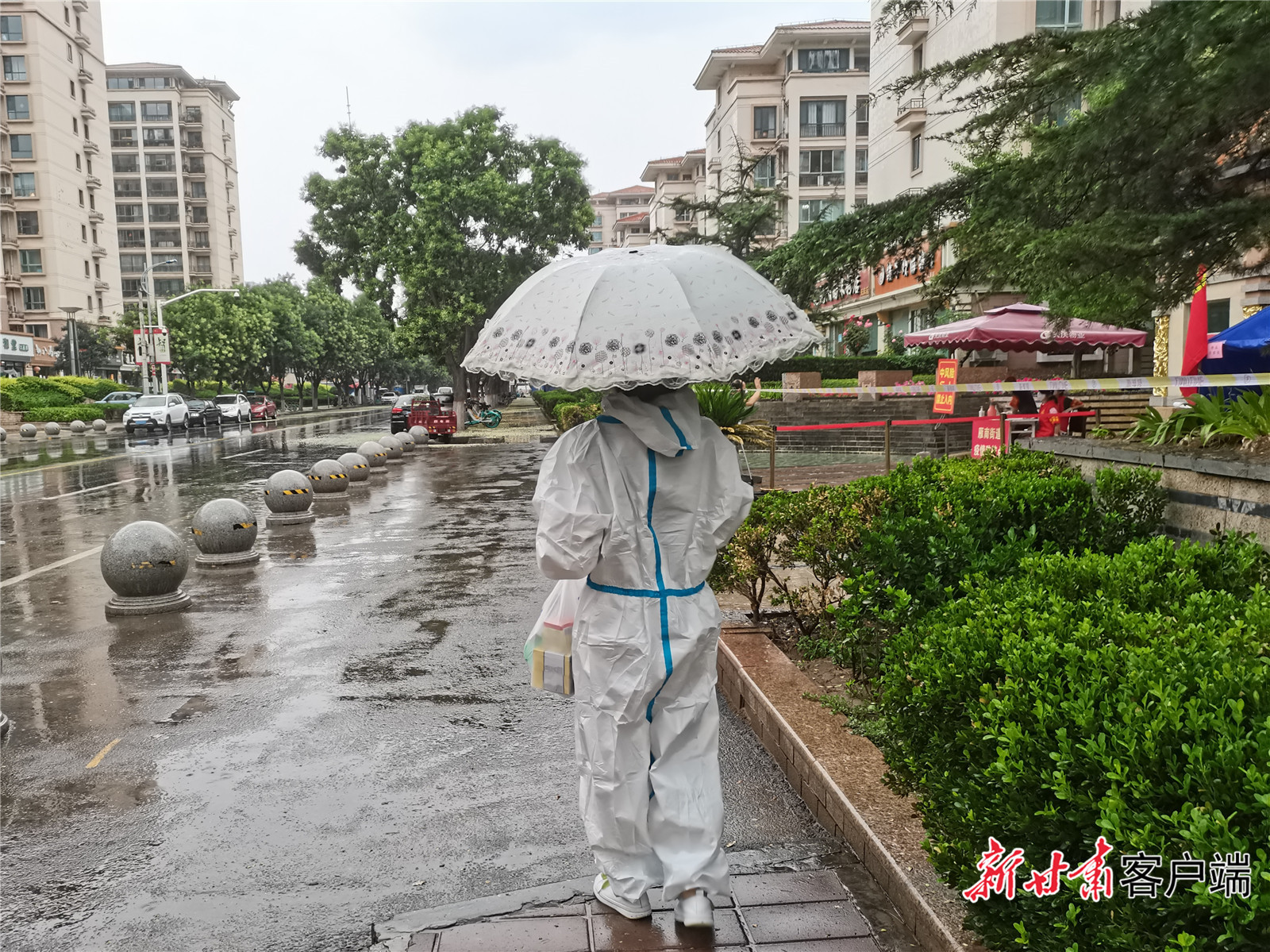 惠仁堂员工在雨中为居民送药