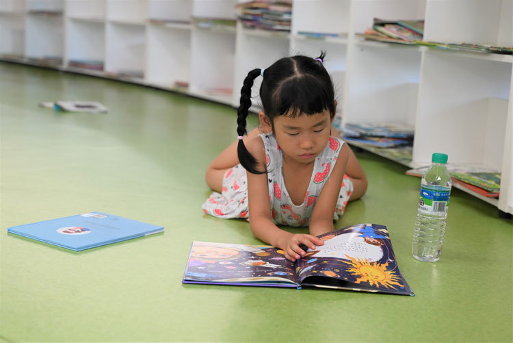 7月21日，小朋友在赣州市图书馆看书，遨游知识的海洋。