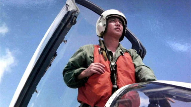 回看2001年中美南海撞机事件，飞行员王伟壮烈牺牲，美军机被大卸八块