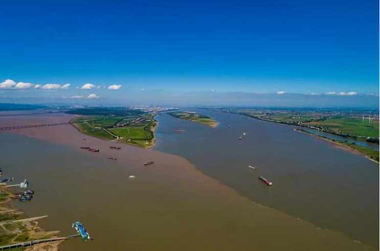 江西鄱阳湖口现江湖两色倒置景观