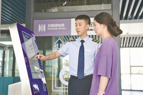 江跳线站务员介绍购票系统 记者 苏盛宇 摄