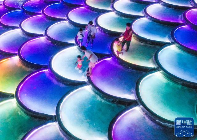 8月2日晚，游客在遵化市团瓢庄乡山里各庄村的鱼鳞坝景点游玩（无人机照片）。