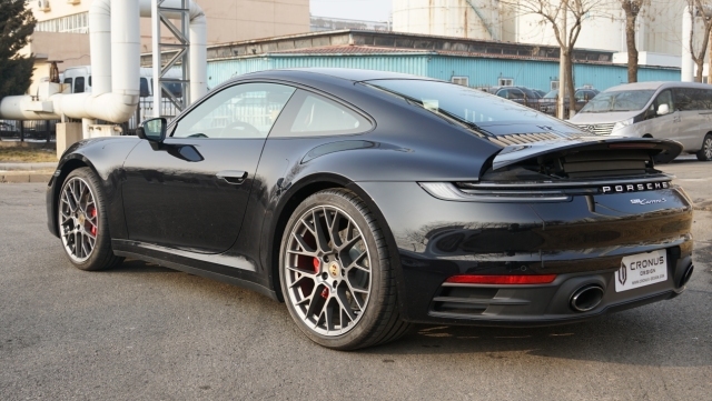 2021款保时捷911carrera4s侧面轮廓是很舒展大气的设计风格,简洁修长