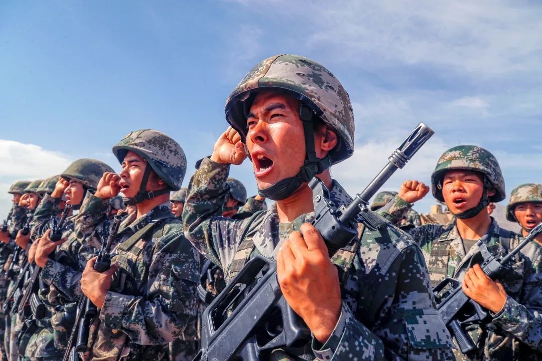 今天,“八一”军旗在西部军营高高飘扬_凤凰网