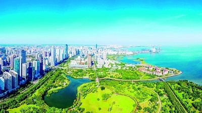 蓝天碧海映衬下的海口城市风光。石中华摄/光明图片