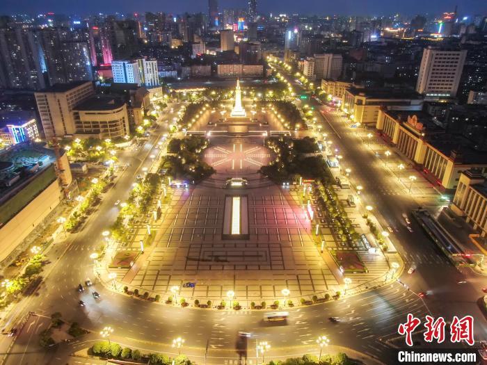 7月24日，航拍夜色下灯火璀璨的八一广场。八一广场占地面积7.8万平方米，是南昌的标志性建筑之一。　刘力鑫 摄