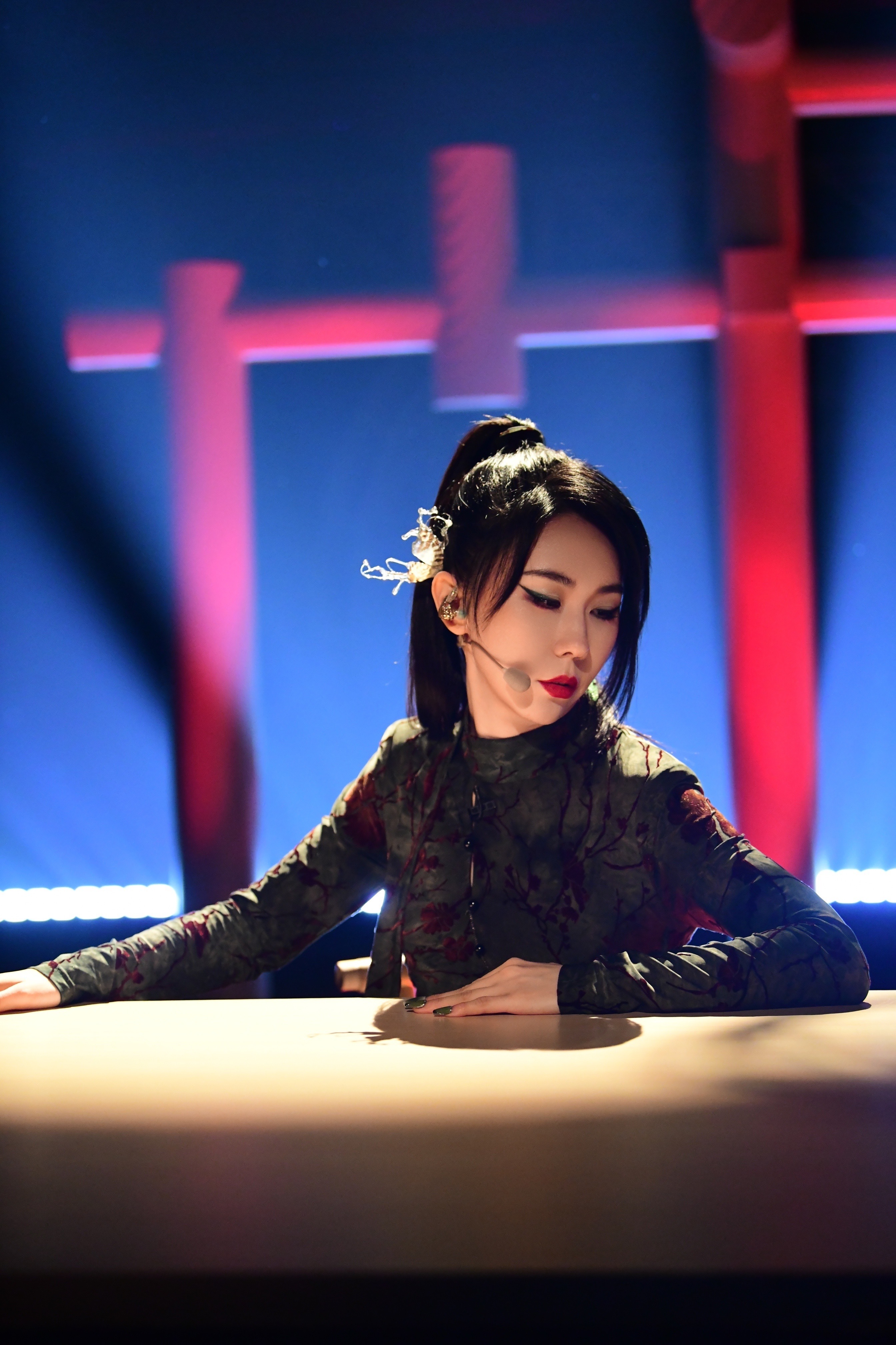 为了演绎《佳人》，赵梦除了挑战唱跳，还尝试了穿旗袍。 受访者供图