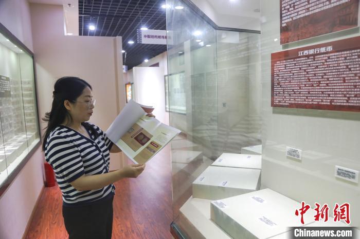 图为金花正在介绍文物的相关资料。　刘力鑫 摄