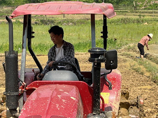 驾驶农机为村民耕田的曾晓瑶。受访者供图