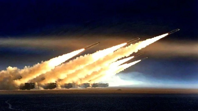 东部战区远火实弹射击 国产火箭炮性能超越美俄
