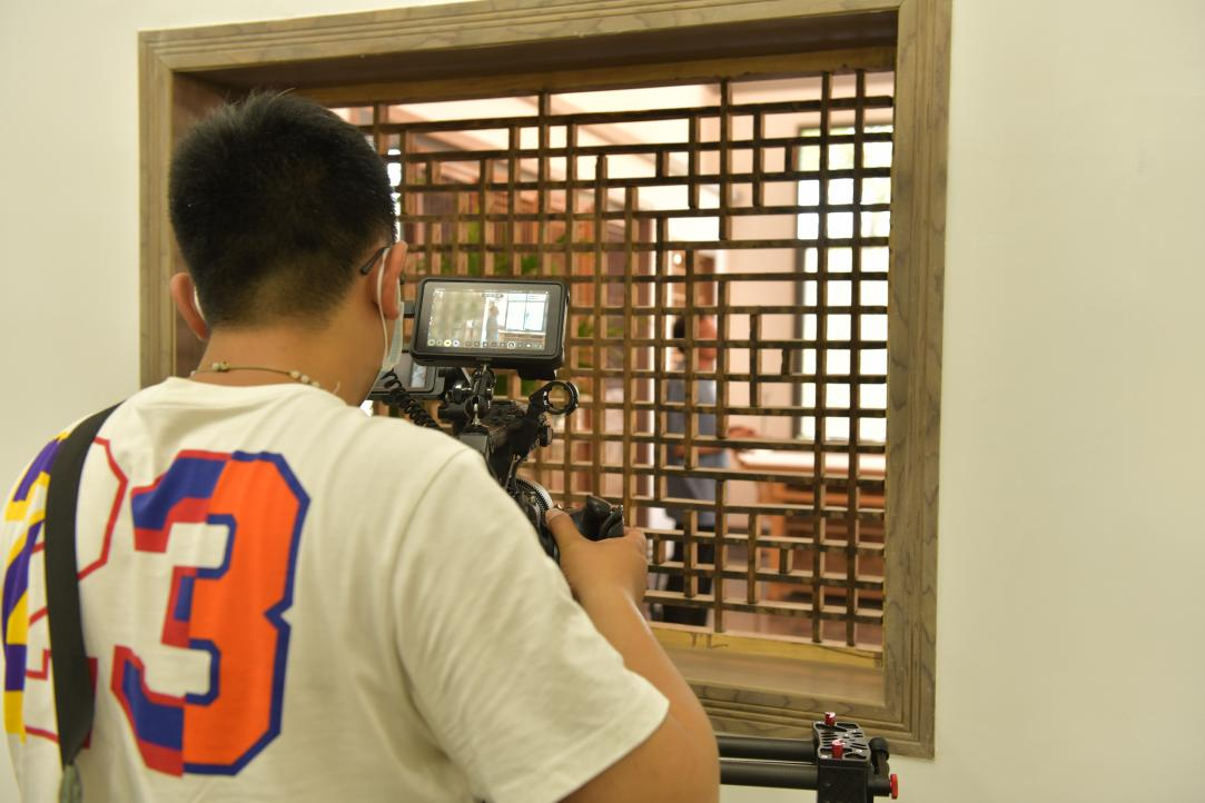 大型纪录片《寻觅非遗》剧组走进“杨氏木业”,见证明清古典家具修复的秘诀