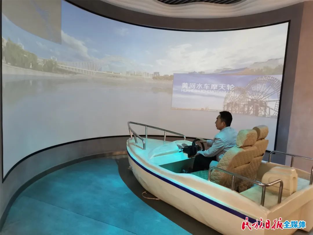 游客正在体验VR游艇