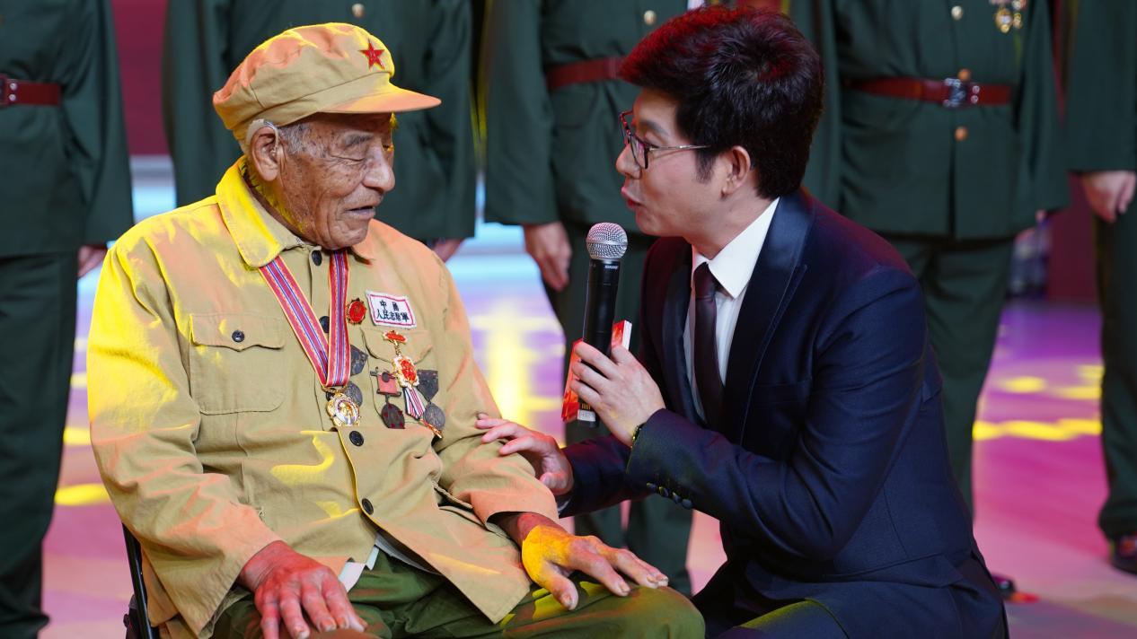 主持人安鹏采访95岁抗美援朝老兵李丛奎