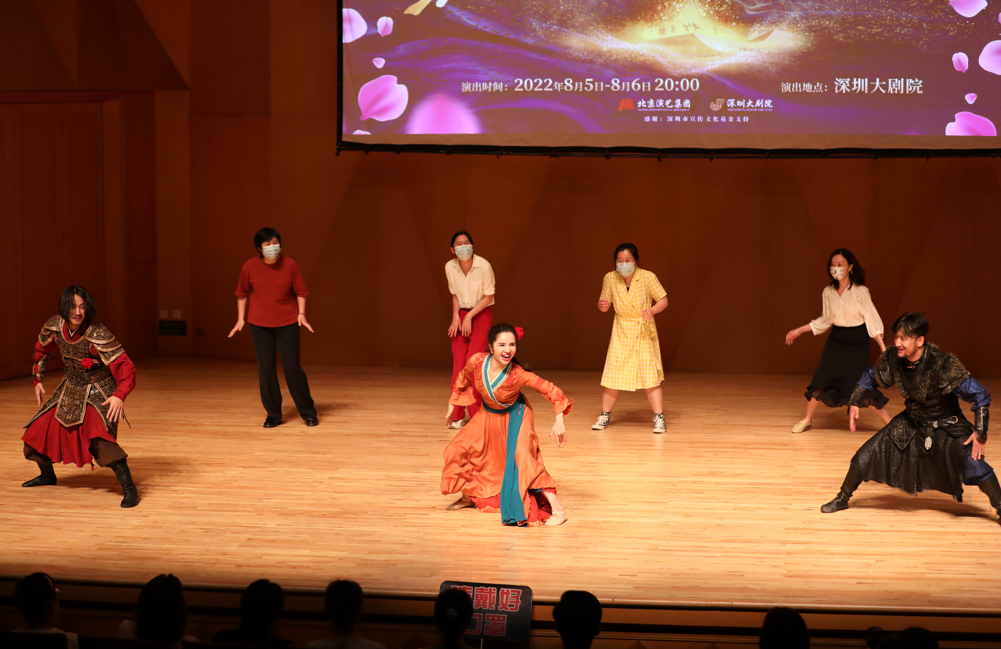 主演在分享会上与观众互动