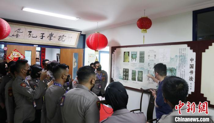 图为法国书画家协会驻雅加达创作基地负责人王玉斌为学员们讲授中国书法。　牛海涛 供图