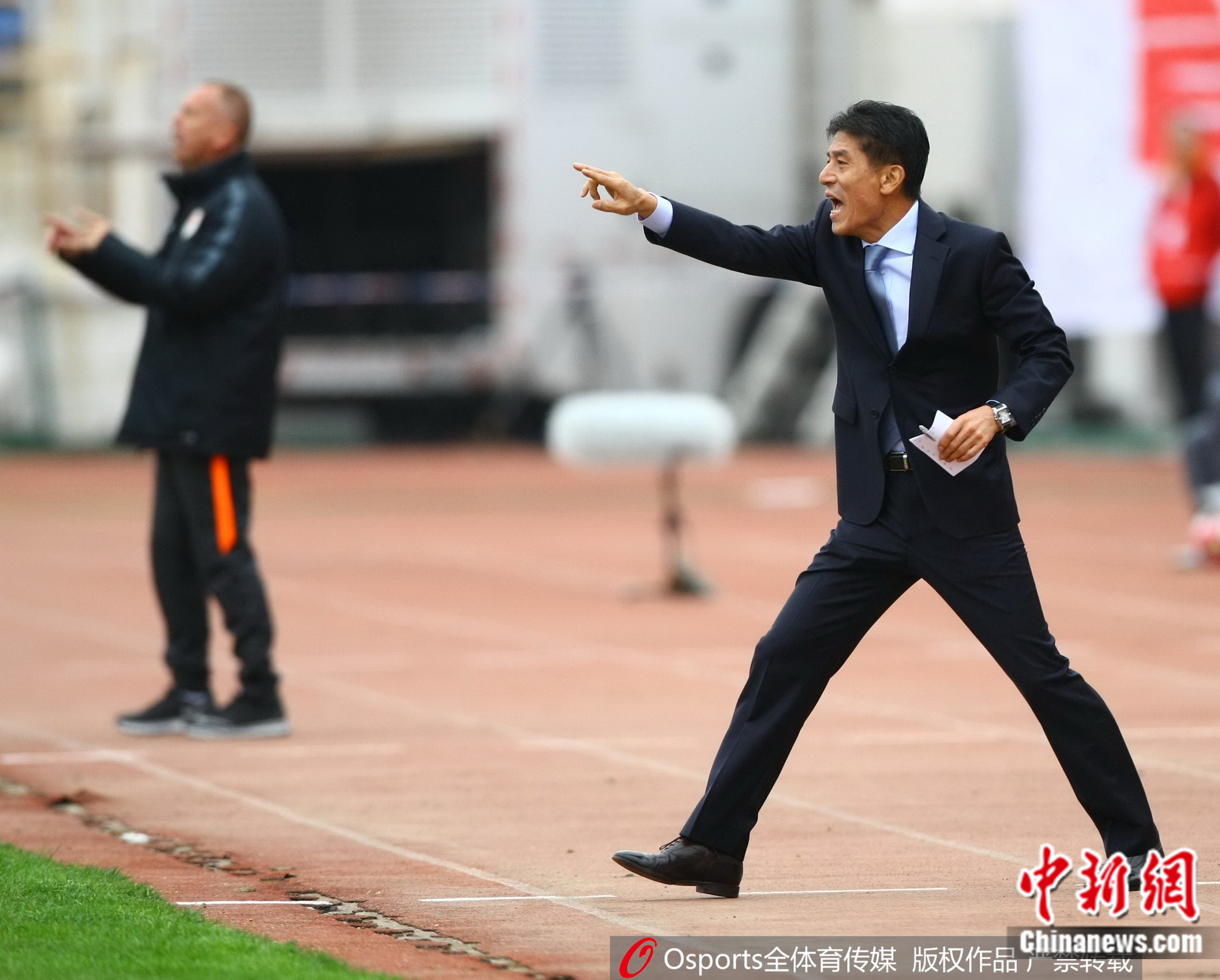 李章洙在比赛中指挥。图片来源:Osports全体育图片社