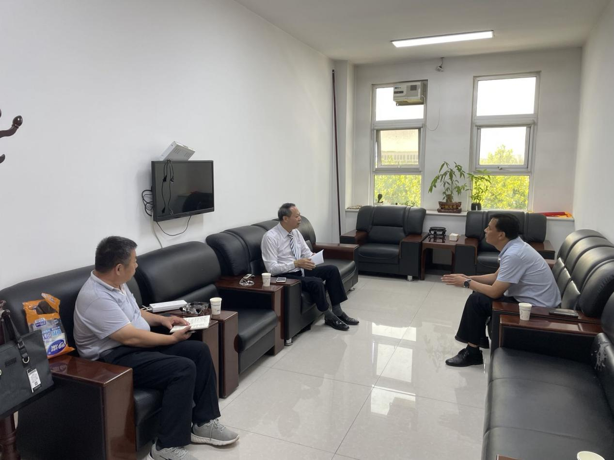 三里屯街道招商团队与企业进行洽谈，认真听取企业家意见