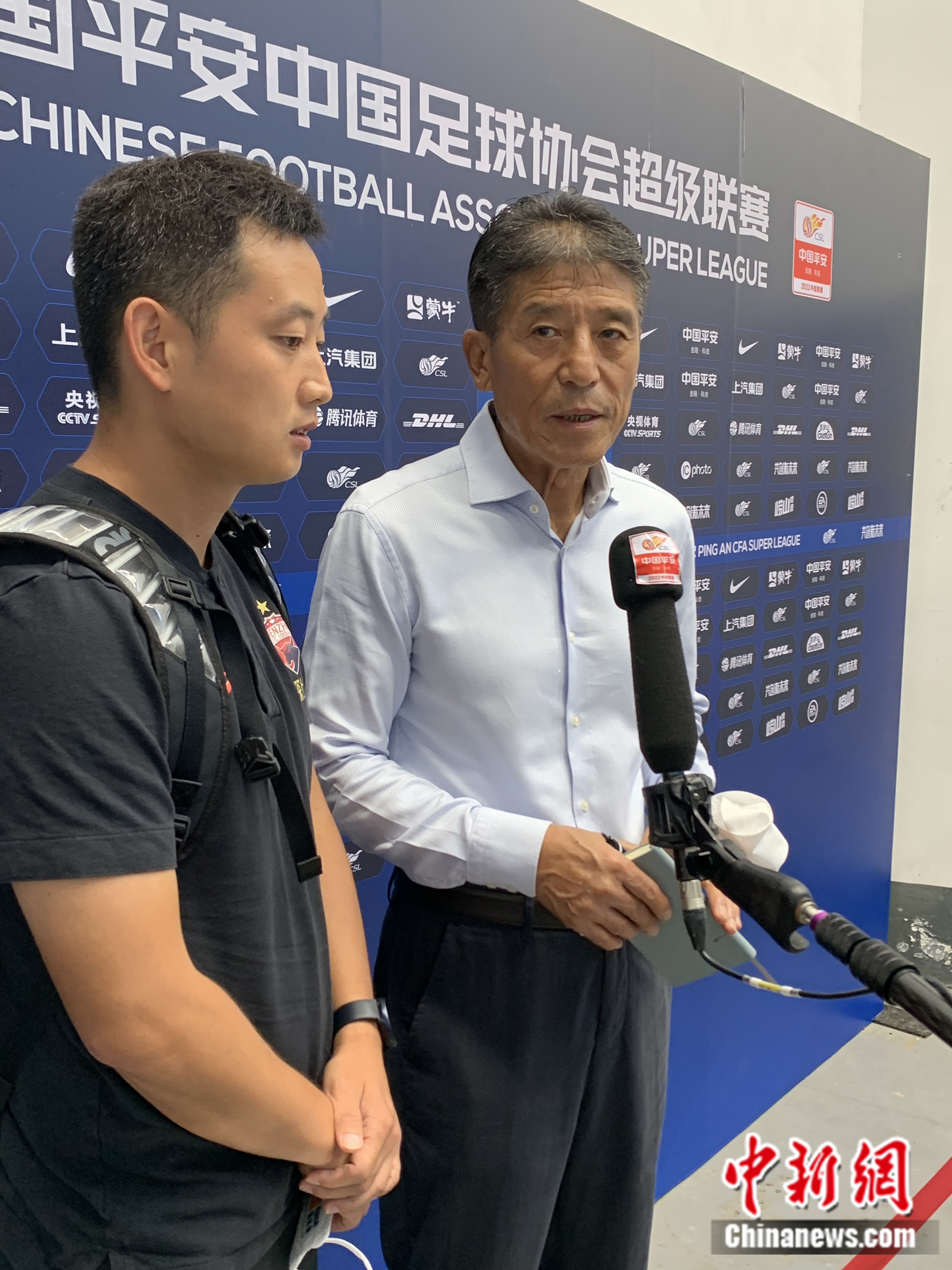 李章洙(右)在中超赛前瞬采中。<a target='_blank' href='/' >中新网</a>记者 卞立群 摄