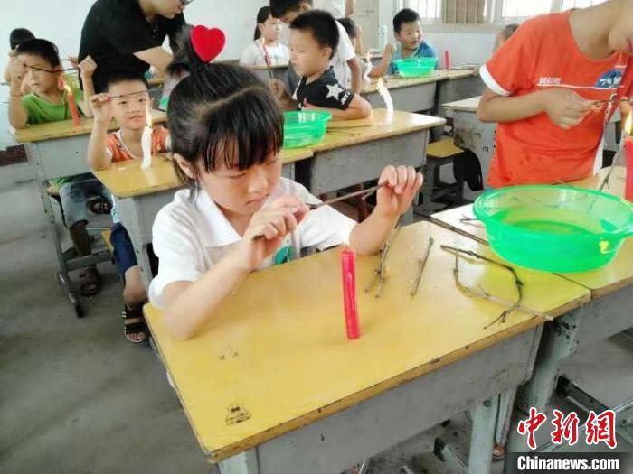 “非遗”小郁竹艺进课堂。(受访者供图)