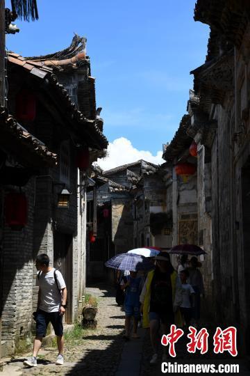 游客穿梭于和平古镇巷道。　王东明 摄
