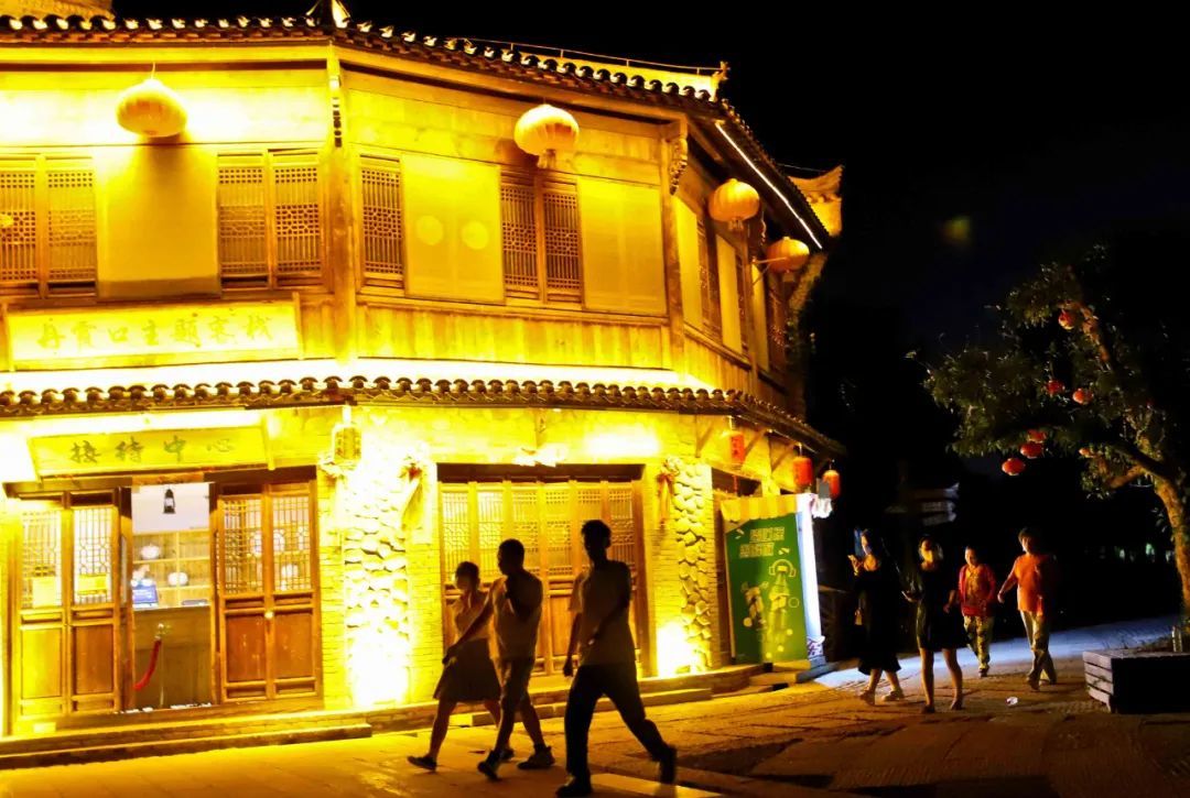 网红景区夜游项目受青睐 张掖夏日奇妙夜吸睛又吸金