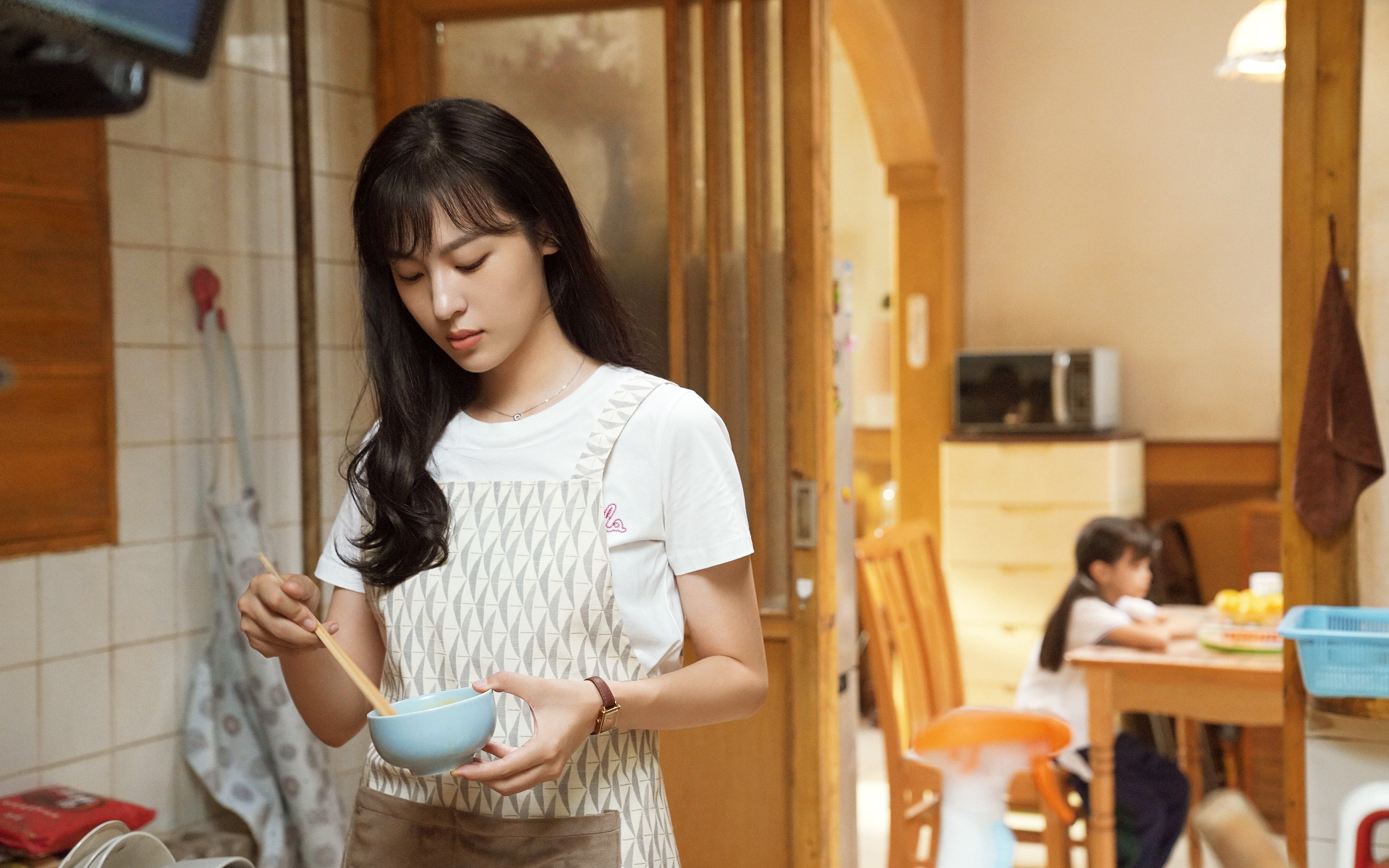 在都市情感剧《第二次拥抱》中，周放饰演丁木木。