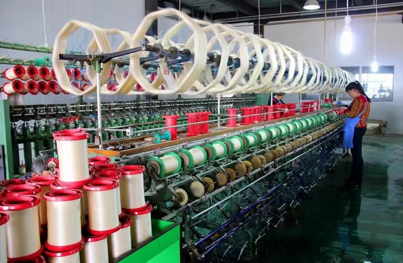 河南鲁山：纺织服装企业抱团取暖促发展