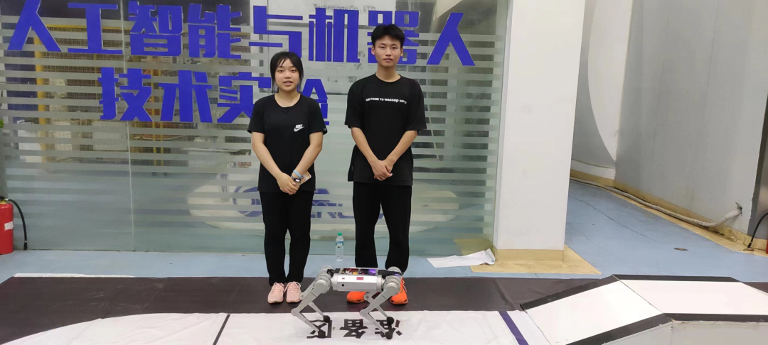 四足仿生机器人中型组季军团队 邓慧文（左）方紫豪（右）