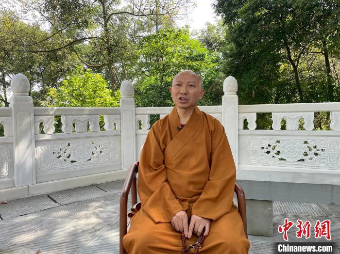 照观法师接受<a target='_blank' href='/' >中新网</a>采访。　何美琨 摄