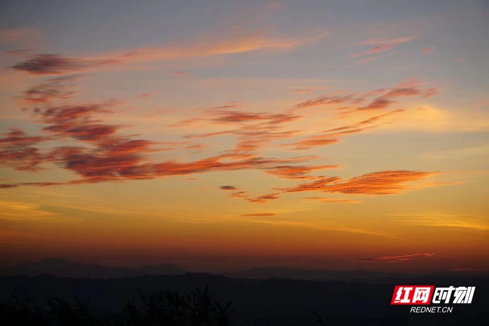 网友"穆如清风"在长沙县影珠山拍摄的日出。