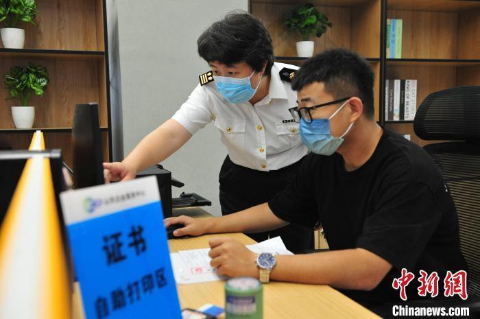 青岛海关关员在RCEP山东企业服务中心指导企业办理原产地证书自助打印。　陈星华 摄
