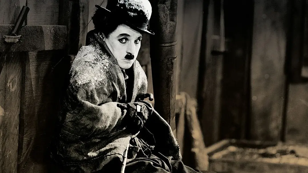 1925年，《淘金记》，讲述了一个流浪汉从淘金到成为富翁并收获爱情的故事，卓别林饰演的是流浪汉夏尔洛