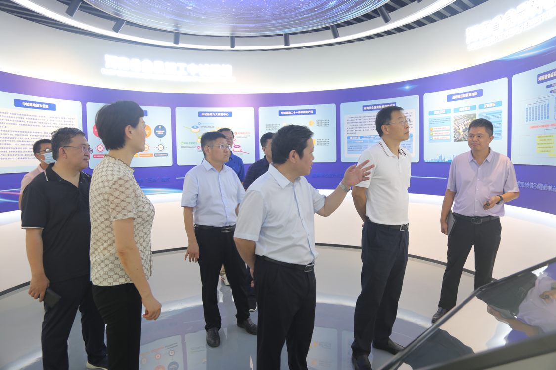 市人大常委会副主任刘耀军一行莅临漯河食品职业学院视察科技创新工作
