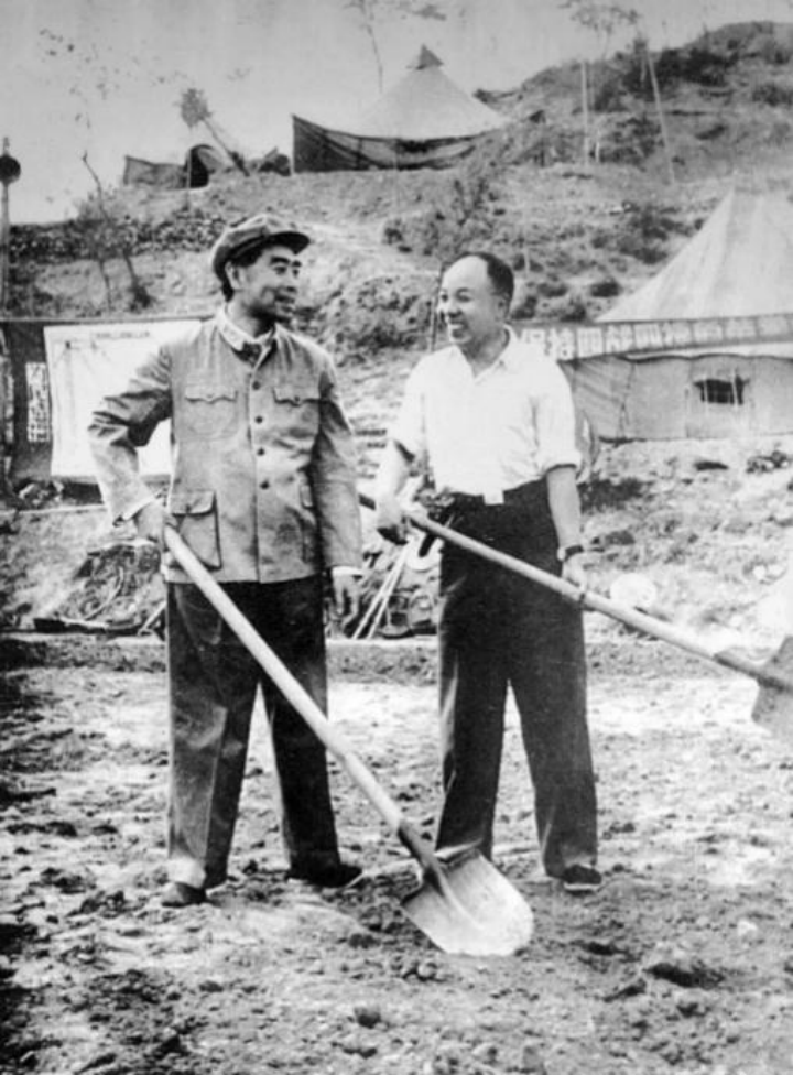 ▲1958年，与周恩来一起在十三陵水库工地参加劳动