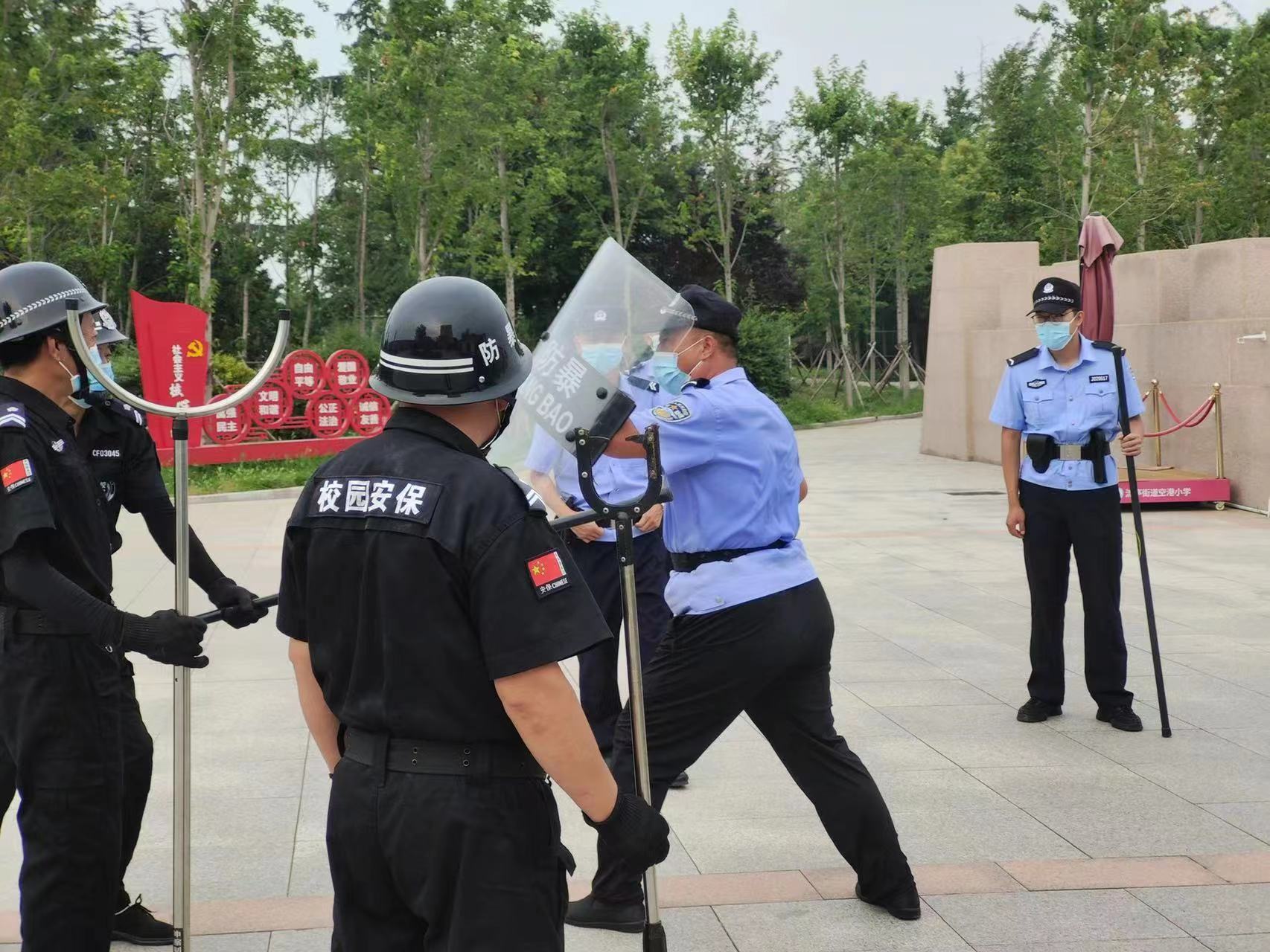 反恐演练进校园 筑牢防线保平安——城阳公安开展校园反恐防暴应急演练