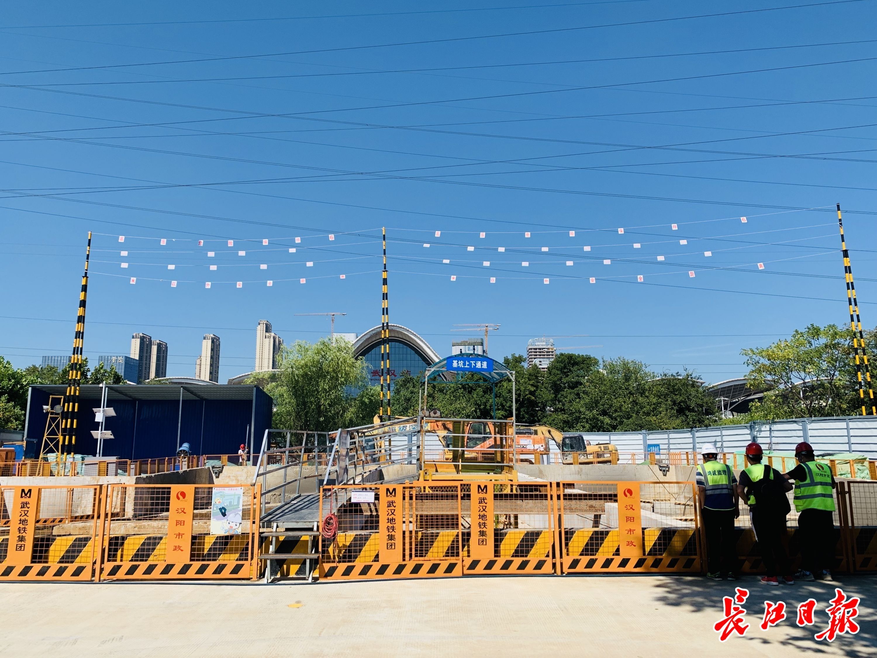 地铁新港线武汉火车站—铁铺岭站区间盾构工作井，空中安装“高压防护网”。记者陶常宁 摄