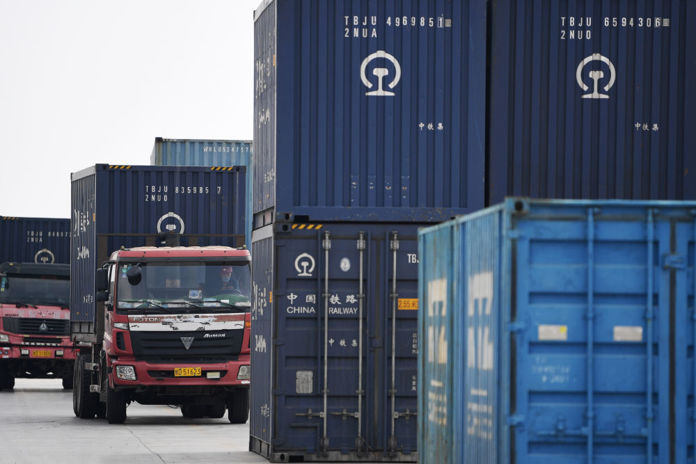 8月11日,货车在兰州新区中川北站物流园进行装卸作业。新华社记者 陈斌 摄